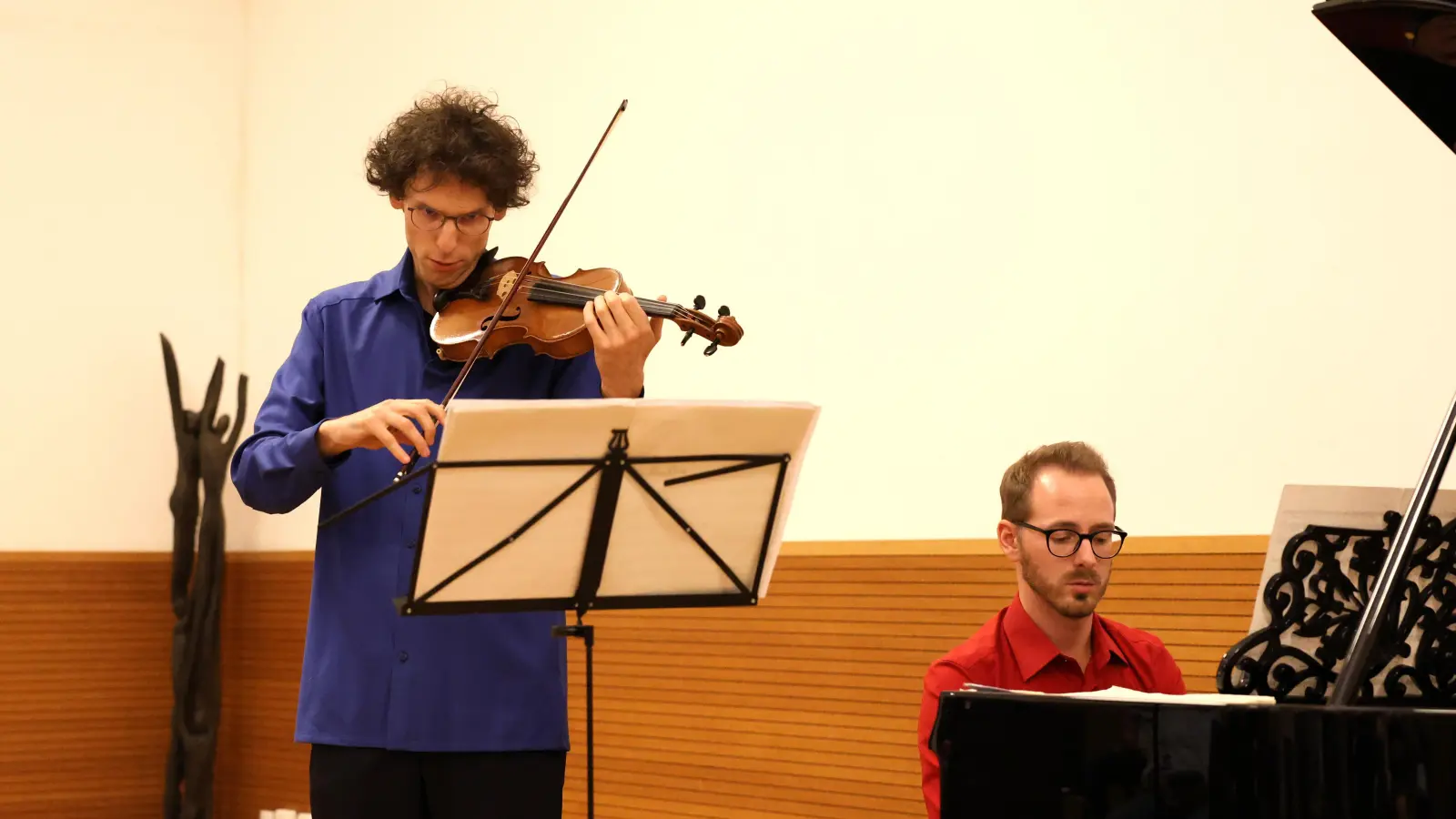 <b>Boten sanfte Musik</b> und kurzweilige Anekdoten: Christoph Goldstein (links, Violine und Viola) und Johannes Beham am Klavier. (Foto: Ludwiga Baronin Herman)