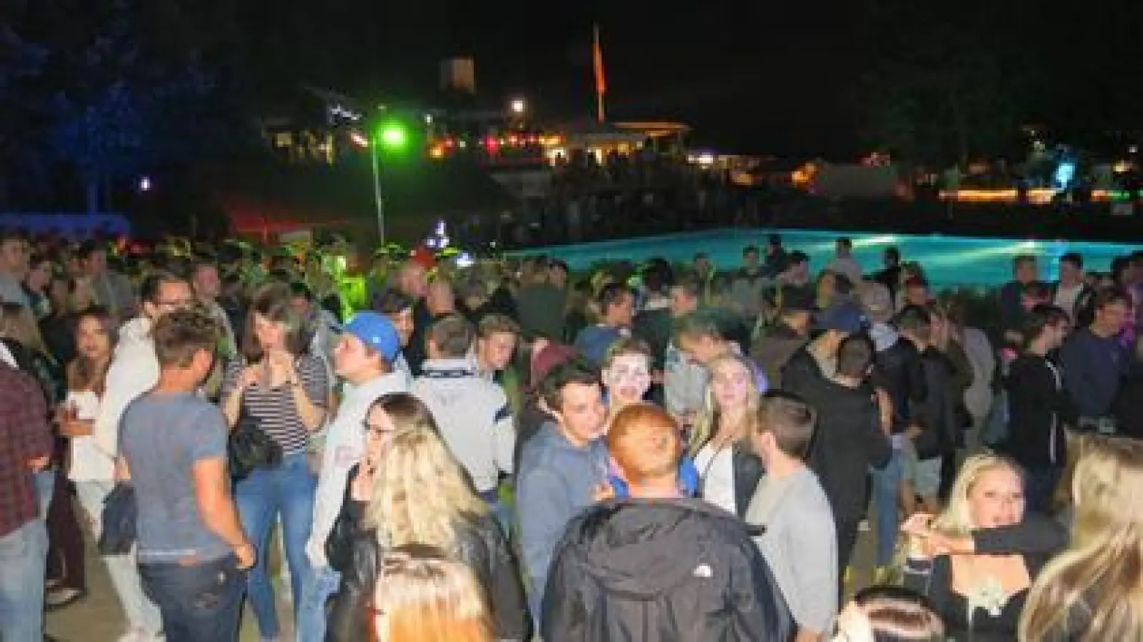 2500 Gäste   feierten im Freibad Ainhofen die Caribic Night. 	Foto: Josef Ostermair (Foto: Josef Ostermair)