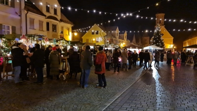 Viel los war beim Weihnachtsmarkt in Pöttmes, der fest mit dem Adventssingen verbunden ist und nun nach zweijähriger Pause wieder stattfinden konnte. (Foto: Ingeborg von Wenczowski)