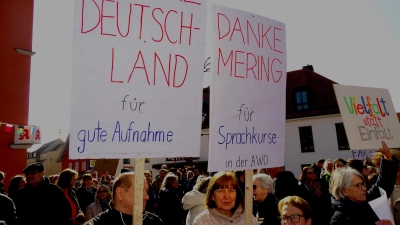 Auch ausländische Mitbürger nahmen an der Demonstration in Mering teil. Rund 600 Menschen kamen auf den Marktplatz und sprachen sich lautstark für Demokratie und Toleranz aus. (Foto: Brigitte Glas)