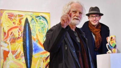 Der Künstler    Franz Hitzler (links) stellt im Kunstraum Leitershofen aus. Rechts Paul Kießling vom Galeristen-Team.	Foto: Conny Kurz (Foto: Conny Kurz)