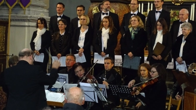<b>Der Kammerchor Maria Birnbaum</b> und das Projektorchester eröffneten unter der Leitung von Rudolf Drexl die diesjährige Woche der Kirchenmusik. (Foto: Brigitte Glas)