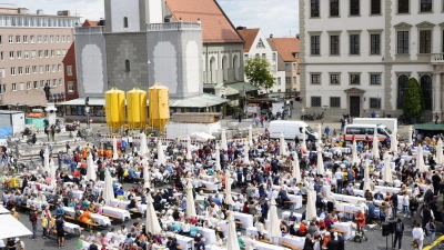 Zum Hohen Friedensfest am 8. August finden sich Augsburger auf dem Rathausplatz zusammen, um zum Zeichen des Friedens mitgebrachte Speisen miteinander zu teilen.  (Foto: Maximilian Tauch)