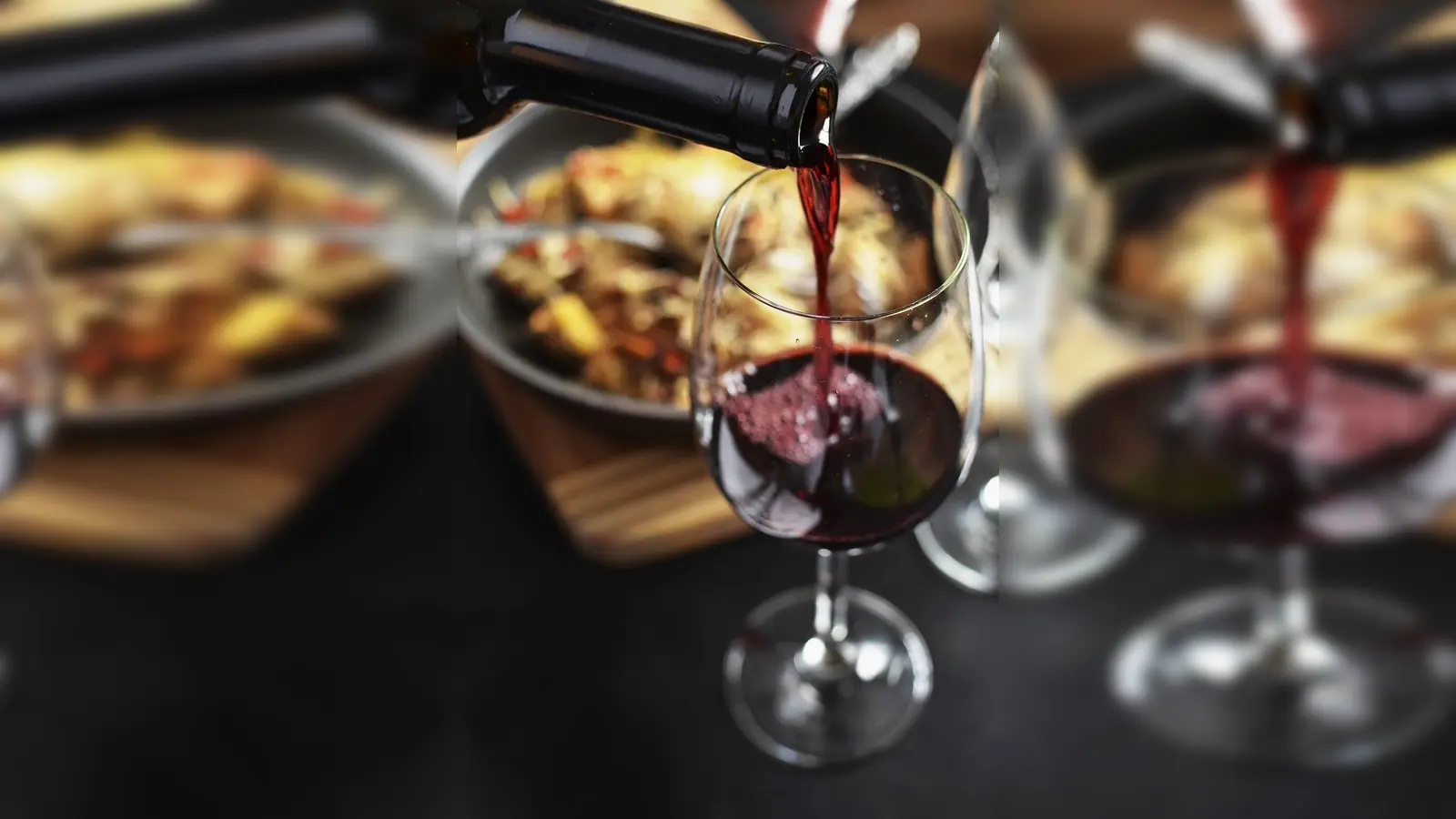 <b>Ein Gläschen Wein</b> zum Essen, das gehört für viele zu einer guten Lebensart dazu. Eine 40-jährige Frau aus München erlitt Anfang April schwere Verätzungen in der Speiseröhre, nachdem sie in einem Lokal Wein getrunken hatte. (Foto: pixabay)