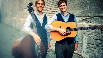 <b>Tom Prestele und Florian Laske</b> (von links) kennen sich seit Kindertagen und musizieren auch schon so lange miteinander. Angefangen haben sie mit Straßenmusik. (Foto: Sonia Epple)