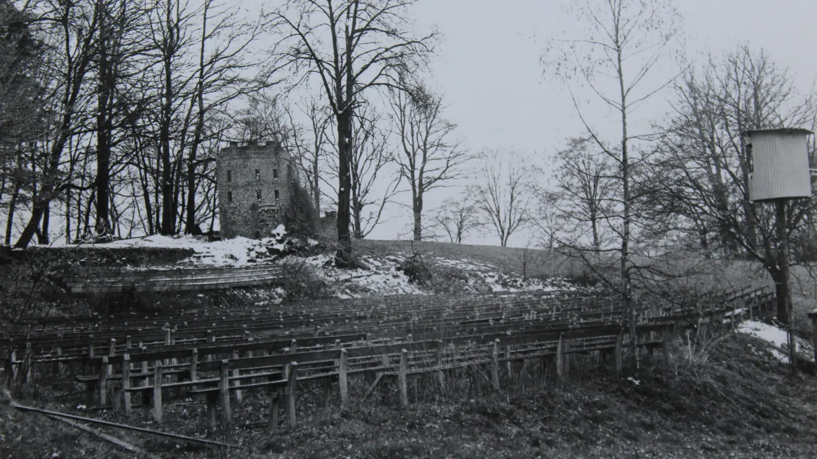 <b>So sah die Freilichtbühne in Schiltberg</b> im Frühjahr 1977 vor Beginn der grundlegenden Neugestaltung mit den Holzsitzbänken, dem rechten Turm und dem Beleuchtungshochsitz (rechts) aus. (Foto: Anton Ostermair)