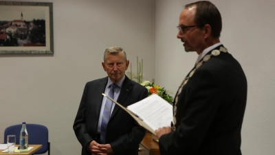 <b>Matthias Feiger,</b> Altbürgermeister von Dasing, ist jetzt Ehrenbürger. Gemeindechef Andreas Wiesner (rechts) verlieh dem Wahl-Friedberger am Dienstagabend das Ehrenbürgerrecht. (Foto: Bastian Brummer)