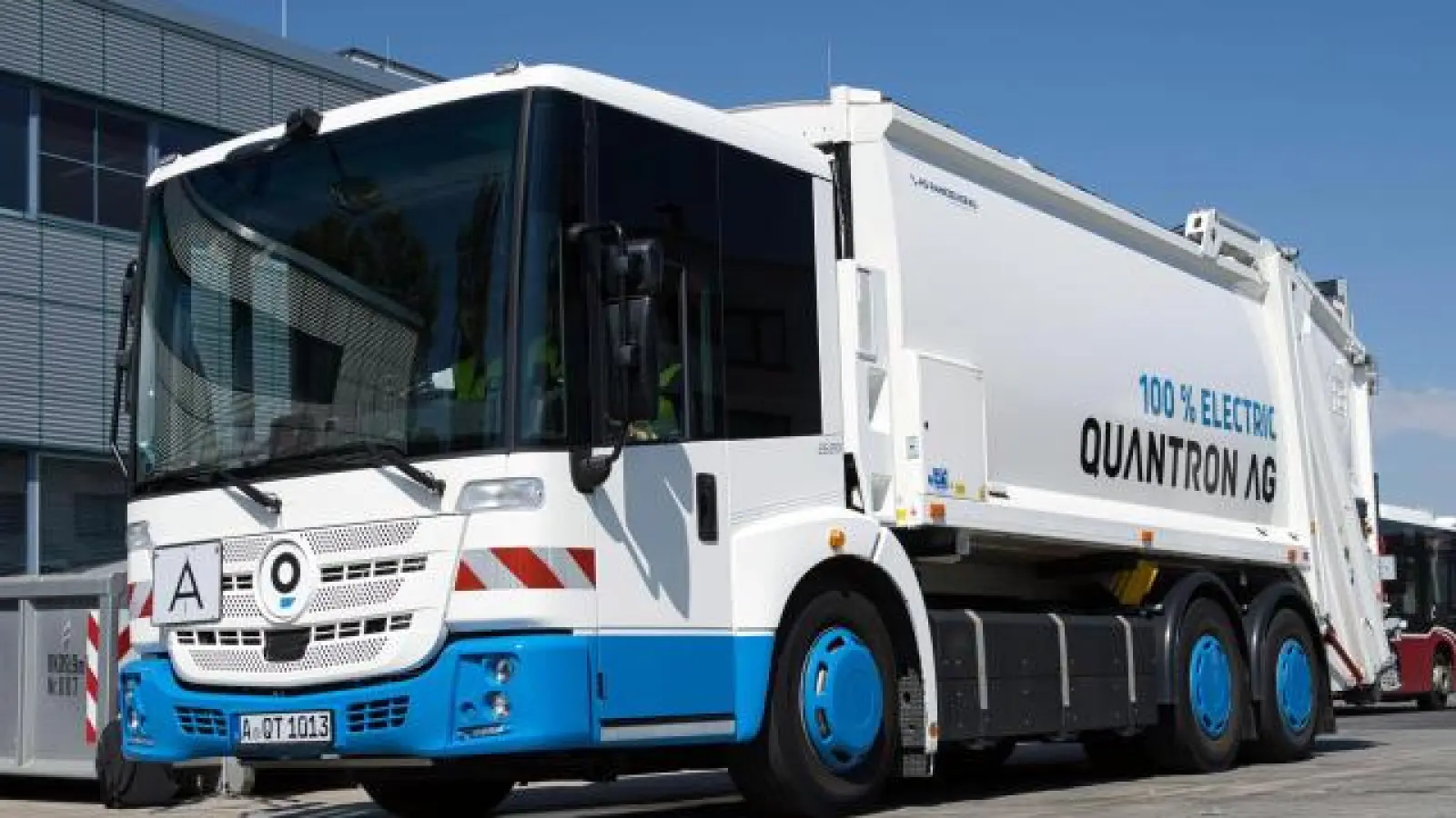 Das Quantron „e-Econic” Müllfahrzeug   ist bereits seit einigen Wochen auf den Straßen unterwegs. Mehrere über Wochen dauernde Tests im täglichen Einsatz in unterschiedlichen Städten seien Quantron zufolge bereits erfolgreich verlaufen. 	Fotos: Quantron AG (Fotos: Quantron AG)