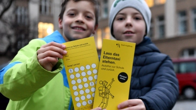 Die Stadt Augsburg hat eine Kampagne auf den Weg gebracht, die dazu animieren soll, das sogenannte Elterntaxi stehen zu lassen. (Foto: Ruth Plössel / Stadt Augsburg)