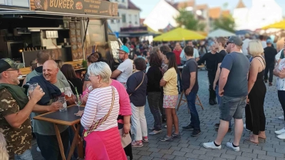 Viel los war beim Foodtruckfestival in Pöttmes. Die Besucher füllten den Marktplatz und probierten sich durch das reichhaltige Angebot. (Foto: Wilhelm Wagner)