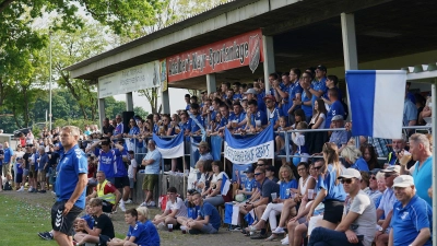 Blaue und weiße Fahnen, blaue Trikots und T-Shirts - die Vereinsfarben des TSV Inchenhofen werden auch heute im entscheidenden Relegationsspiel wieder herausstechen. (Foto: Siegfried Kerpf)