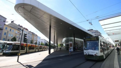 In Augsburg Straßenbahnfahren sei durch die AVV-Tarifreform teurer und komplizierter geworden, finden die Kritiker der Änderung. Die Stadtwerke hingegen schwärmen davon, dass man eine bessere Kundenbindung erreicht habe. (Foto: Janina Funk)