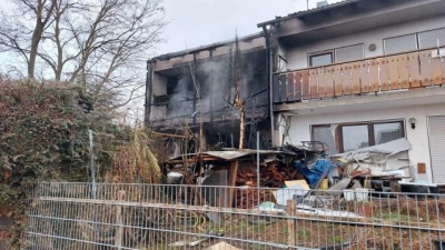 Ein Übergreifen der Flammen   auf die andere Hälfte des Doppelhauses konnten die Feuerwehren verhindern. Insgesamt waren rund 120 Kräfte im Einsatz.