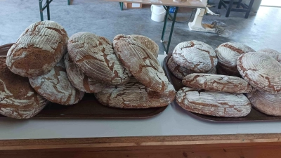Reichlich Brot aus dem Holzofen gab es am Samstag in Gundelsdorf zu verköstigen. Verschiedenste Marmeladen und Aufstriche sorgten für Geschmackserlebnisse. (Foto: Wilhelm Wagner)