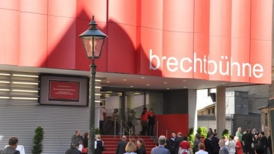 Die Brechtbühne feierte im April 2012 Eröffnung. Jetzt muss sie dem Neubau Platz machen.  (Foto: Dominik Wellenhofer/Archiv)