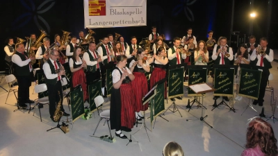 <b>Zusammen mit den Jungbläsern</b> verabschiedete sich die Bembegga Musi mit der Bayern-Hymne von den Besucherinnen und Besuchern. (Foto: Josef Ostermair)