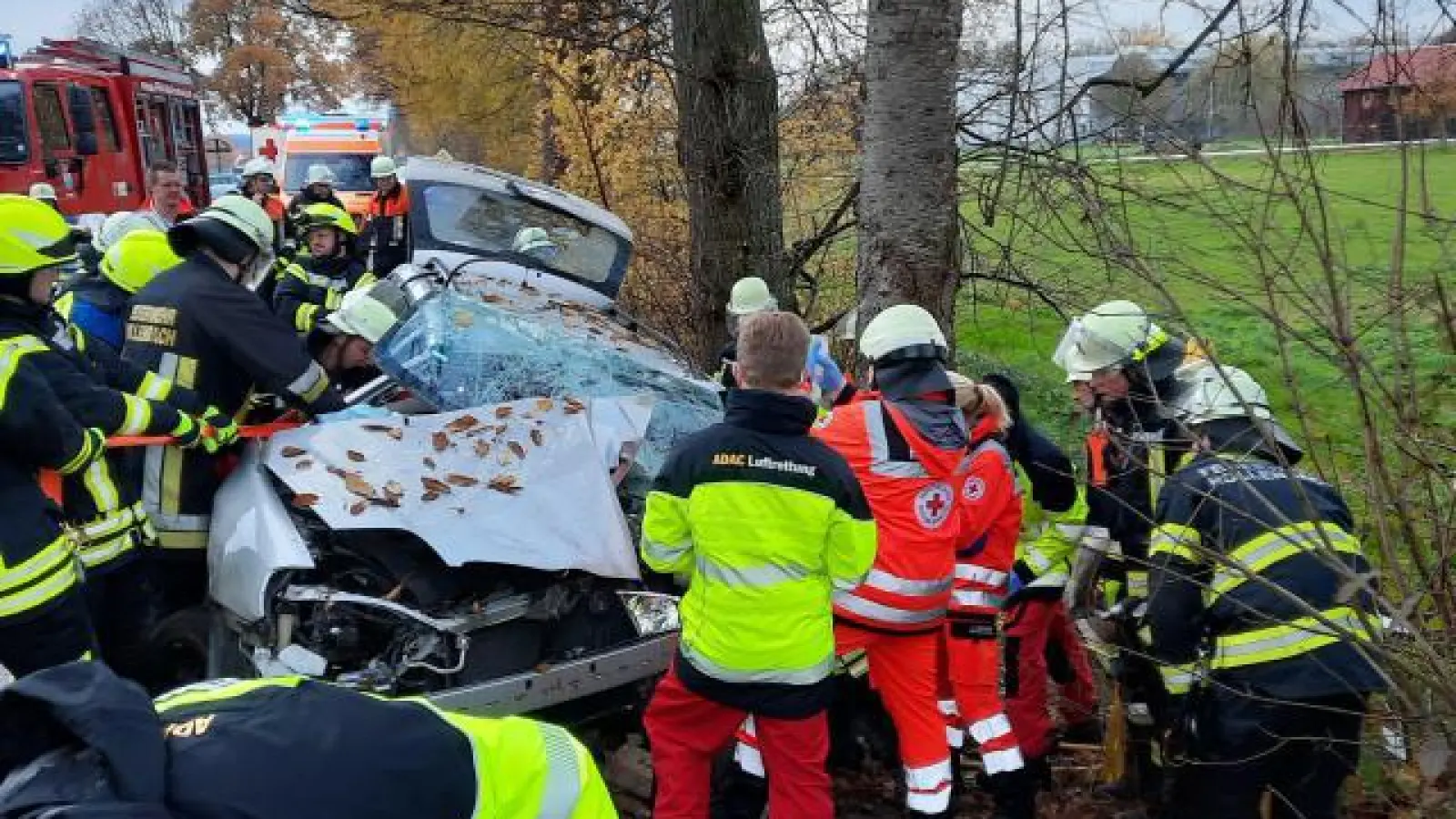 Schwer verletzt  , jedoch nicht lebensgefährlich, wurde der Fahrer dieses Autos, das am Samstagmorgen zwischen Motzenhofen und Sainbach gegen einen Baum prallte. Die Ursache ist laut Polizei unklar. 	Foto: Feuerwehr Inchenhofen (Foto: Feuerwehr Inchenhofen)