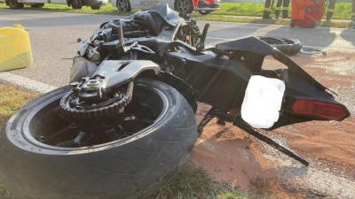 Laut Polizei hat der Motorradfahrer die Kontrolle über sein Fahrzeug verloren und geriet dann in den Gegenverkehr.  (Foto: Polizeiinspektion Schwabmünchen)