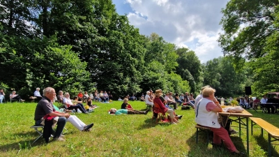 <b>Rund 150 Besucher</b> genossen das Ambiente im Schloss-Park und feierten mit den Künstlern 20 Jahre Barock-Picknick. (Foto: Volker Württenberger)