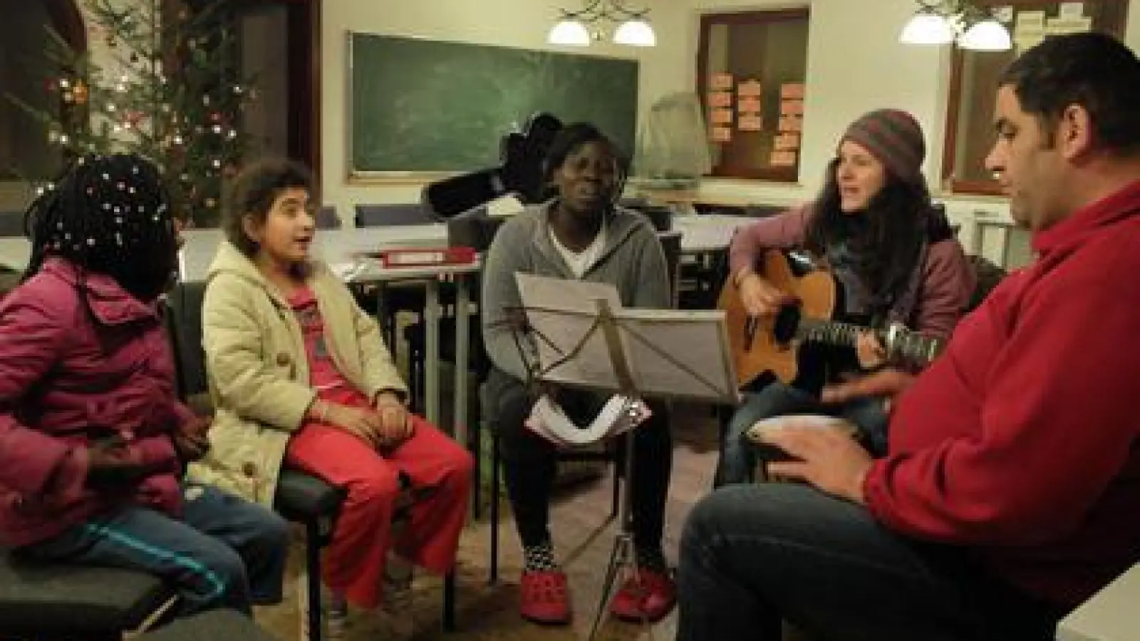 In Unterwittelsbach  hat sich eine Gruppe von Asylbewerbern unter der Leitung von Johanna Plöckl (Zweite von rechts) zusammengefunden, um gemeinsam zu musizieren.	Foto: Nayra Weber (Foto: Nayra Weber)