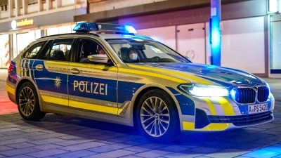 Zwei Männer haben sich vor einer Diskothek in der Augsburger Innenstadt mit der Polizei angelegt. Drei Beamte wurden dabei leicht verletzt.  (Symbolfoto: mjt)
