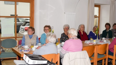 <b>Pater Wolfgang</b>aus Scheyern erzählte Kühbacher Seniorinnen und Senioren aus seinem bewegten Leben.  (Foto: Franz Czech)