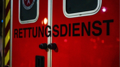 Nachdem die Polizei die Blutung stoppen konnte, bracht der Rettungsdienst den 22-Jährigen ins Krankenhaus.  (Symbolfoto: Maximilian Tauch)