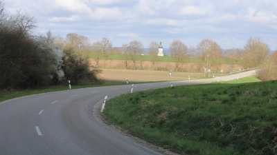 An dieser Straße zwischen Kühbach und Rapperzell soll ein Rad- und Gehweg entstehen. Es handelt sich um eine Kreisstraße, der Gemeinderat Kühbach stimmte einer Planungsvereinbarung mit dem Landkreis zu. (Foto: XO)