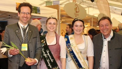 <b>Beim Eröffnungsrundgang</b> begleiteten die Kartoffel- und die Spargelkönigin Landrat Peter von der Grün (links) und Bürgermeister Harald Reisner. (Foto: Franz Hofner)
