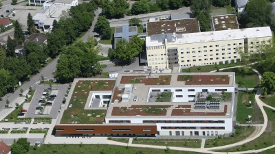 Der vordere Bereich des neuen Krankenhauses ( das „U” im Bild links) wird aufgestockt. Dort siedelt der Bezirk Schwaben eine Psychiatrische Tagesklinik an.  (Foto: Erich Hoffmann)