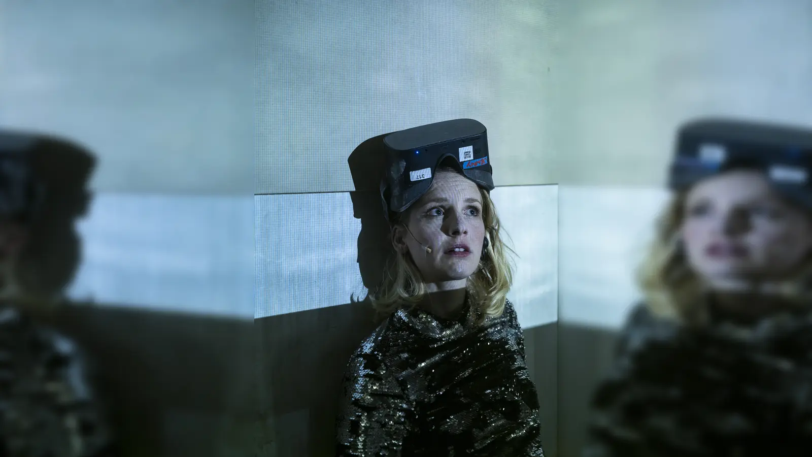 Jenny Langner mit VR-Brille spielt in „Wittgensteins Mätresse“. (Foto: Jan-Pieter Fuhr)