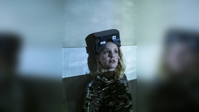 Jenny Langner mit VR-Brille spielt in „Wittgensteins Mätresse“. (Foto: Jan-Pieter Fuhr)