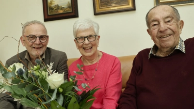 <b>Ihre Liebe</b> hat schon 60 Jahre gehalten. Reinhold und Franziska Eigner feierten ihr diamantenes Hochzeitsfest. Bürgermeister Klaus Habermann (links) gratulierte zu dieser Lebensleistung und schloss sich damit der großen Gratulantenschar an. (Foto: Erich Hoffmann)