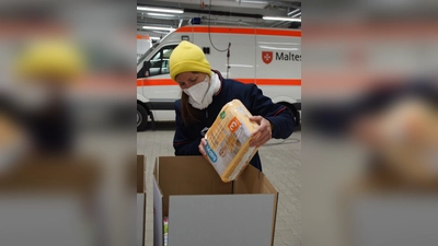 Die Ehrenamtlichen der Malteser, wie Silvia Wünsche, haben derzeit alle Hände voll zu tun. Die Spendenbereitschaft unter den Bürgern für Flüchtlinge aus der Ukraine ist aktuell groß.  (Foto: Kristin Deibl)