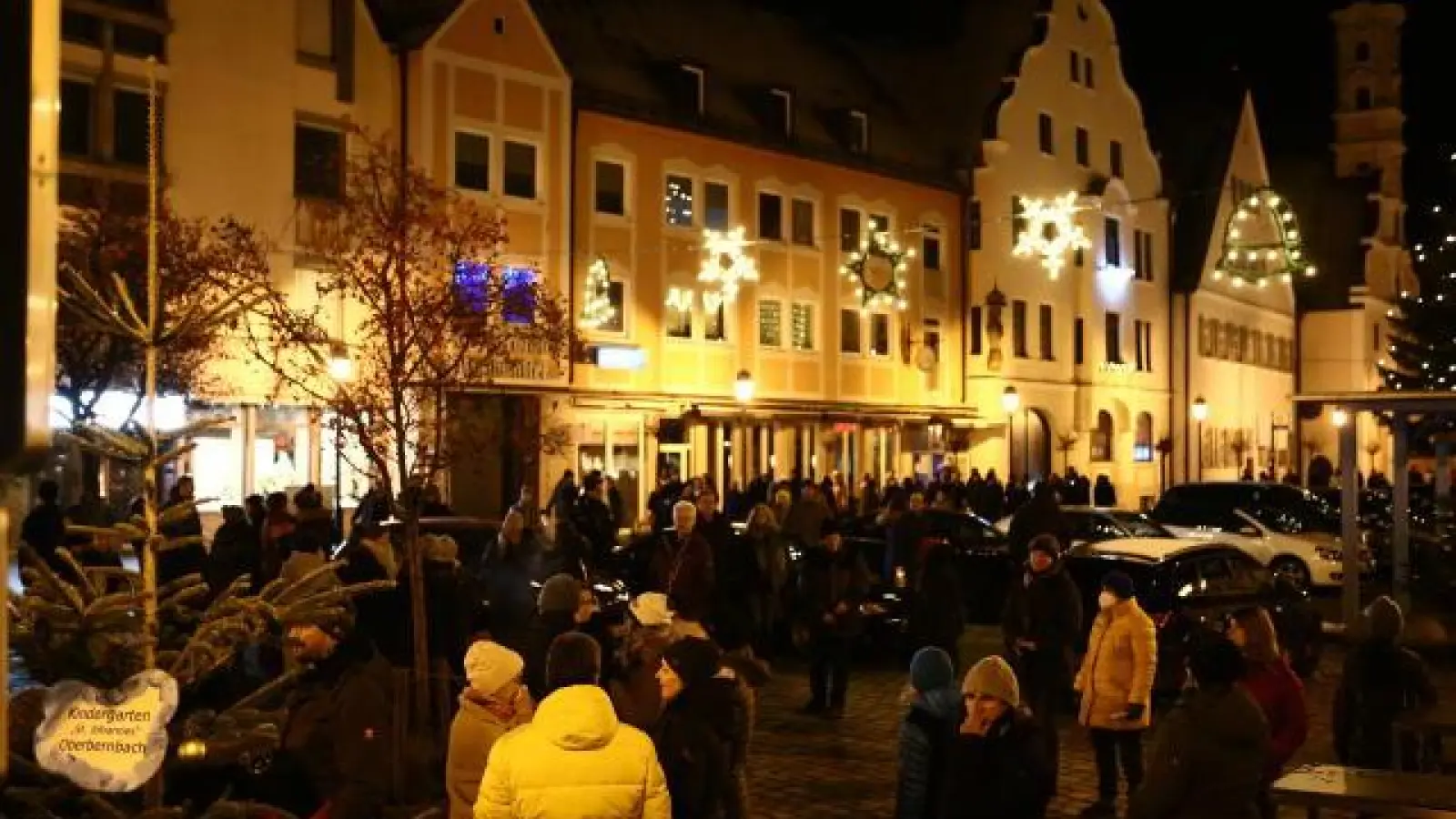 Knapp 300 Menschen sind auch am Wochenende in Aichach gegen die Corona-Politik Bayerns und der Bundesrepublik auf die Straße gegangen. Sie nennen ihre unangemeldeten Demonstrationen schlicht „Spaziergang”. Ein Redner, ein Anführer oder eine Kundgebung fehlen.