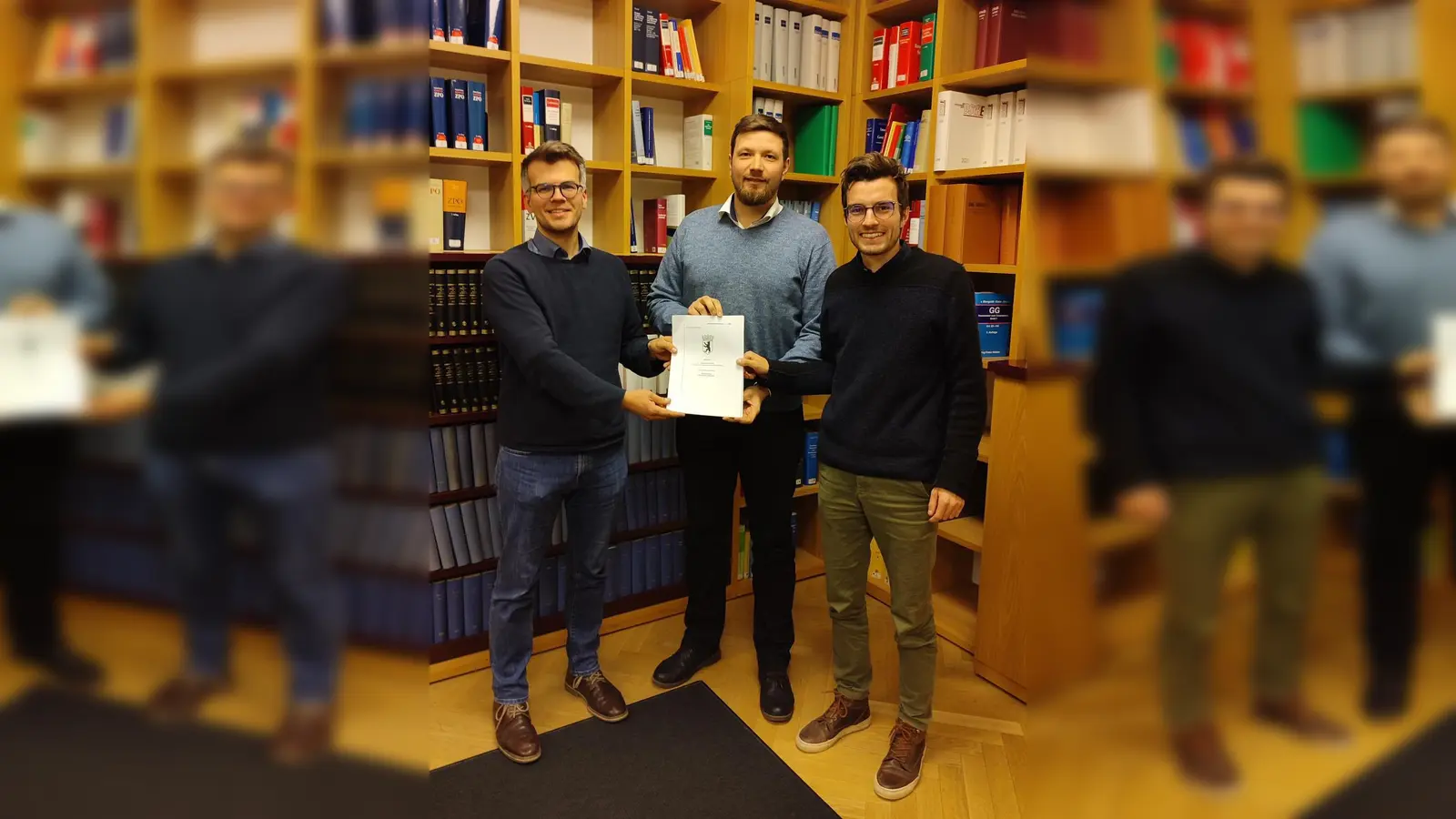Die Gründer von Hopper Mobility, Martin Halama, Philipp Herrmann und Torben Müller-Hansen (von links) freuen sich über die Unterzeichnung des Investmentvertrags in Berlin. (Foto: Hopper Mobility GmbH)