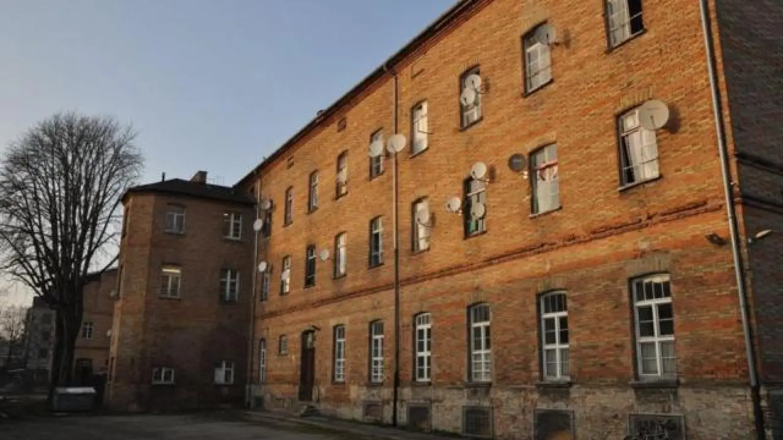 Mehrere Jahre lang   lebten Flüchtlinge in der Augsburger Calmbergstraße. Nun soll das Gebäude verkauft werden.	Foto: David Libossek (Foto: David Libossek)