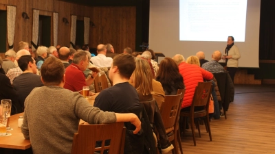 <b>Etwa 50 Interessierte</b> kamen zur ersten Bürgerversammlung in diesem Jahr in den Festsaal des Gasthauses Moosbräu nach Aindling. Bürgermeisterin Gertrud Hitzler präsentierte die aktuellen Zahlen und Statistiken. Sieben Gemeinderatsmitglieder waren außerdem da. (Foto: Tanja Maršal)