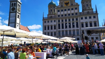 Die Friedenstafel auf dem Rathausplatz ist zentrales Element des Augsburger Friedensfests am 8. August. Wie am und rund um diesen besonderen Feiertag künftig gefeiert werden soll, wird aktuell in Augsburg diskutiert. (Foto: Patrick Bruckner)