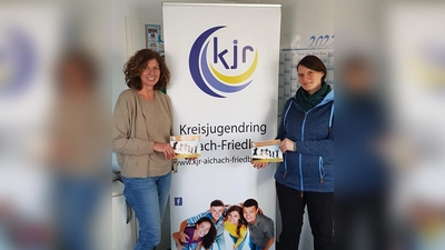 <b>Kreisjugendring-Geschäftsführerin</b> Gottfriede Kruppa (links) und Alexandra Schneider, pädagogische Leiterin, präsentieren das neue umfangreiche Jahresprogramm.<br> (Foto: Sabine Grandel)
