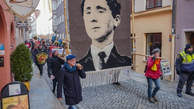 Zur Eröffnung des Brechtfestivals 2023 wurde ein Teppich mit dem Porträt von Bert Brecht durch die Augsburger Innenstadt bis in den Festivalstandort nach Lechhausen getragen.  (Foto: Maximilian Tauch)