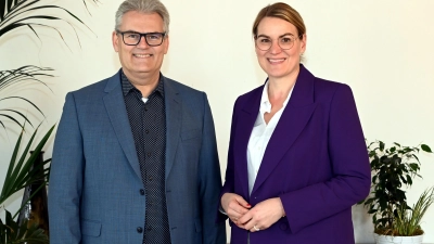 Rainer Nauerz ist neuer Alleingeschäftsführer der Stadtwerke Augsburg. Oberbürgermeisterin und Aufsichtsratsvorsitzende Eva Weber begrüßte ihn diese Woche.  (Foto: Ruth Plössel/Stadt Augsburg)