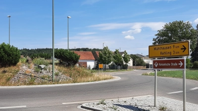 <b>Kürzlich</b> wurden „touristische Hinweiszeichen“ auf die Romantische Straße beim Kreisverkehr in Sand angebracht. Diese Ferienstraße führt bereits seit 14 Jahren durch den westlichen Landkreis Aichach-Friedberg.  (Foto: Franz Riß)