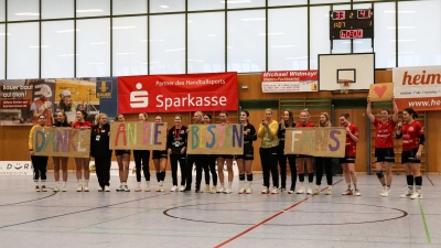 Abschied vom Heimpublikum: Die Handballerinnen des TSV Aichach bedankten sich nach dem Spiel gegen Gröbenzell bei ihren Fans.  (Foto: Adrian Goldberg)