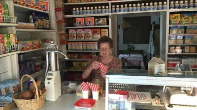 Centa Müller in ihrem Laden in der Bauerntanzgasse. Rita Gruber hat die Schafflermüllerin im Jahr 2016 fotografiert. (Foto: Rita Gruber)