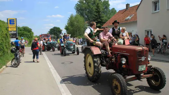 Am Fronleichnamstag wieder unterwegs: historische Traktoren beim Oldtimertreffen in Pöttmes. (Foto: Wilhelm Wagner)