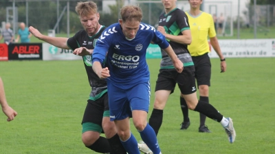 <b>Mit dem besten Angriff</b> der Bezirksliga Nord bekommen es heute Abend in Wertingen Tim Sponer (blaues Trikot) und die Ecknacher Verteidiger zu tun. (Foto: Willi Baudrexl)