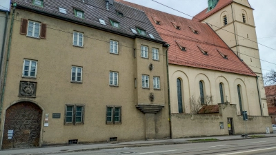 Im ehemaligen Pfarrhaus neben der evangelischen Kirche St. Johannes soll die neue Anlaufstelle für Suchtkranke unterkommen. (Foto: Maximilian Tauch)