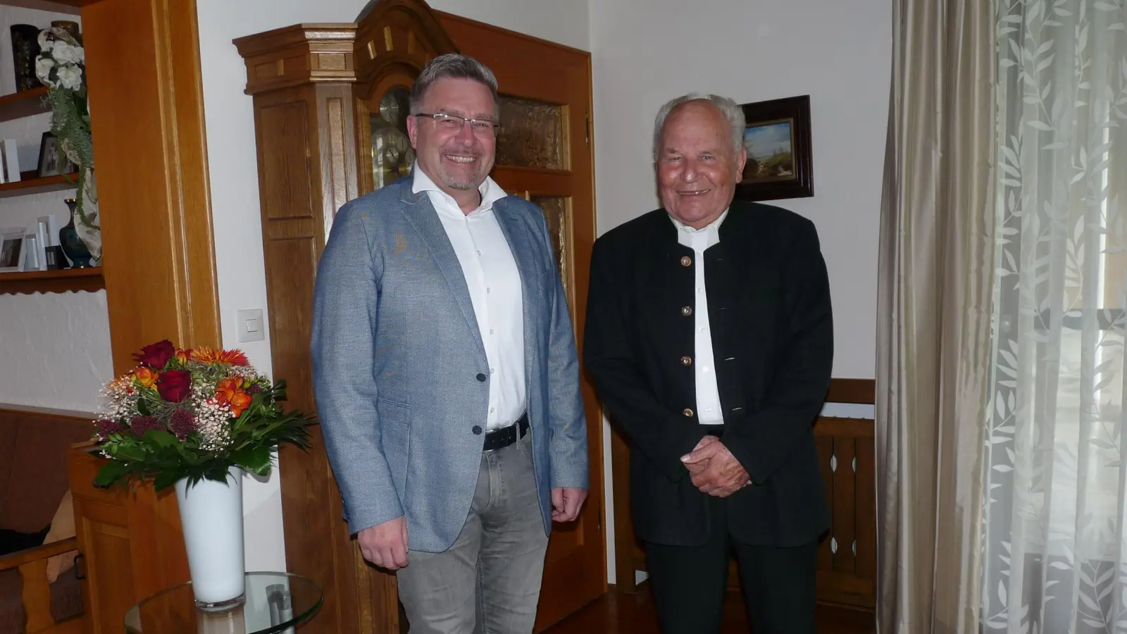 <b>Michael Schweiger</b> (rechts) nahm Gratulationen von Bürgermeister Michael Reiter entgegen. (Foto: Gisela Huber)