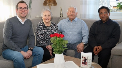 <b>Seit 60 Jahren verheiratet</b> sind Marianne und Anton Herb aus Rehling. Zur diamantenen Hochzeit gratulierten ihnen auch Rehlings Bürgermeister Christoph Aidelsburger und Pater Thomas.<br>  (Foto: Josef Abt)